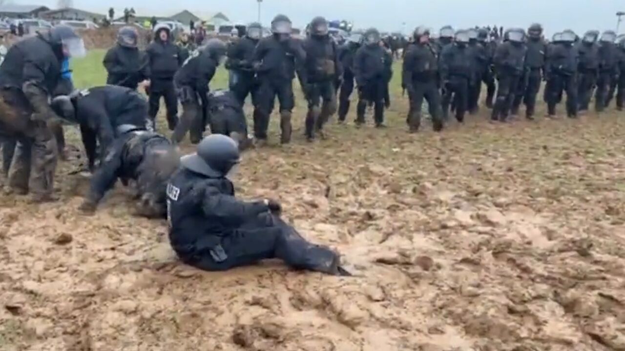 场面滑稽!德国警方与环保人士对峙被困泥淖 举步维艰还遭泥巴袭击