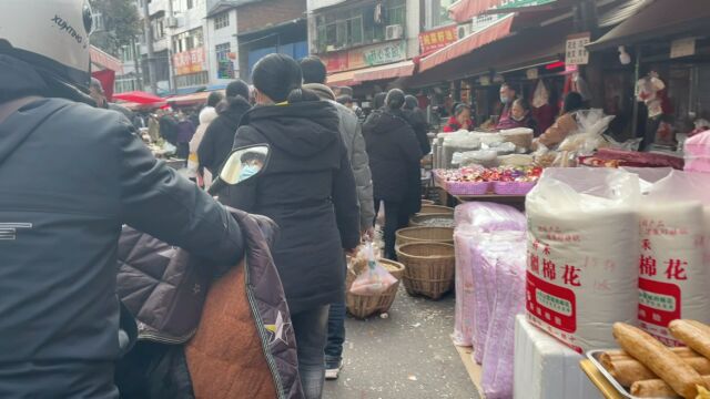 明天就是大年三十了,来四川巴中农村赶集满大街都是来办置年货的人!