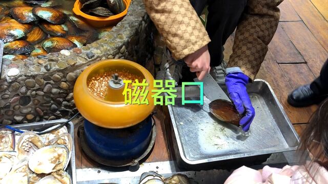 重庆沙坪坝:磁器口,店铺小哥现开珍珠蚌,也不知道有几颗?