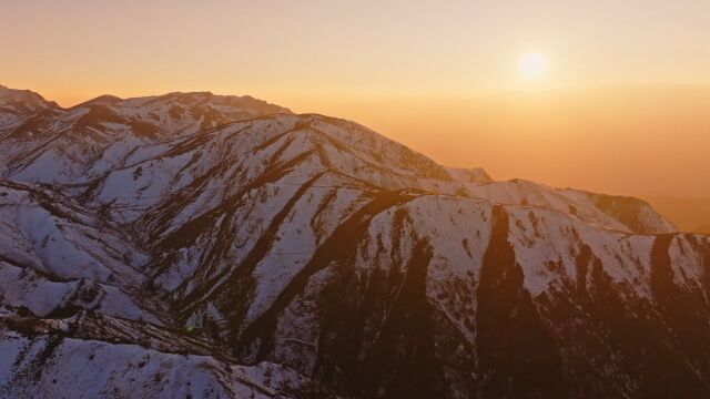 日落时分金黄色的雪山山峰晚霞峡谷航拍,视频素材:画视记官网