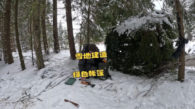 野外小树林里用木棍和松树枝建造一个冬季雪地露营小木屋.