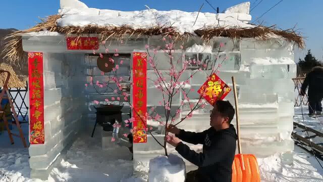 在冰屋里吃烤肉,这感觉真是冰火两重天哪,有没有想来尝尝的#记录东北农村的幸福生活 #提前祝大家元宵节快乐财源滚滚