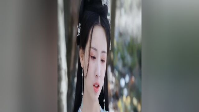 这个装扮妥妥的小说文中的白月光系列,清冷+无辜的面相就是做坏事都怀疑不到她头上