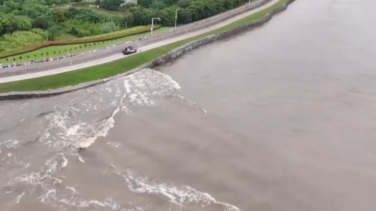 钱塘观潮,浙江海宁,八月涛声吼地来,追波逐浪看大潮