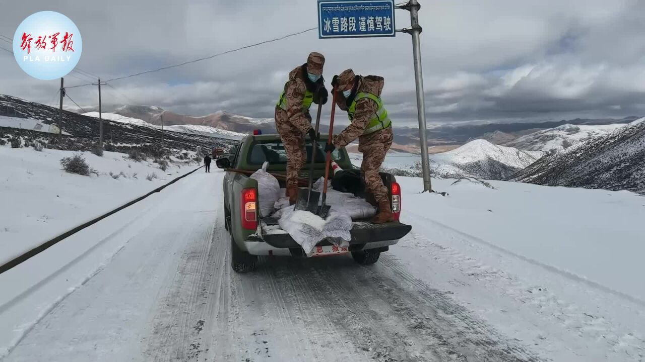 道路积雪结冰,武警官兵争分夺秒全力抢通