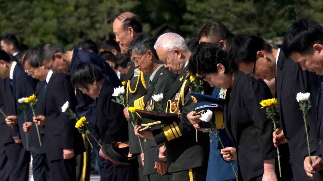 全场肃立 向为中国人民解放事业和共和国建设事业英勇献身的烈士默哀