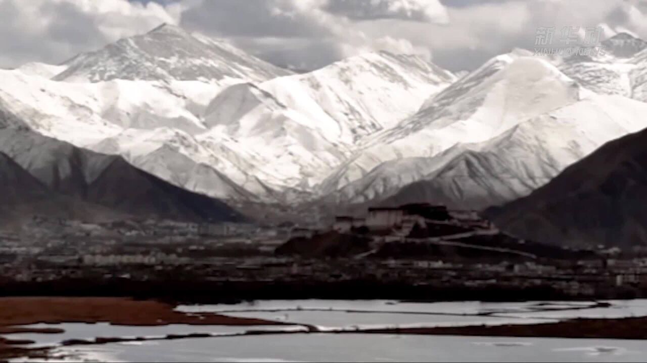 高原飞春雪 山川入画来