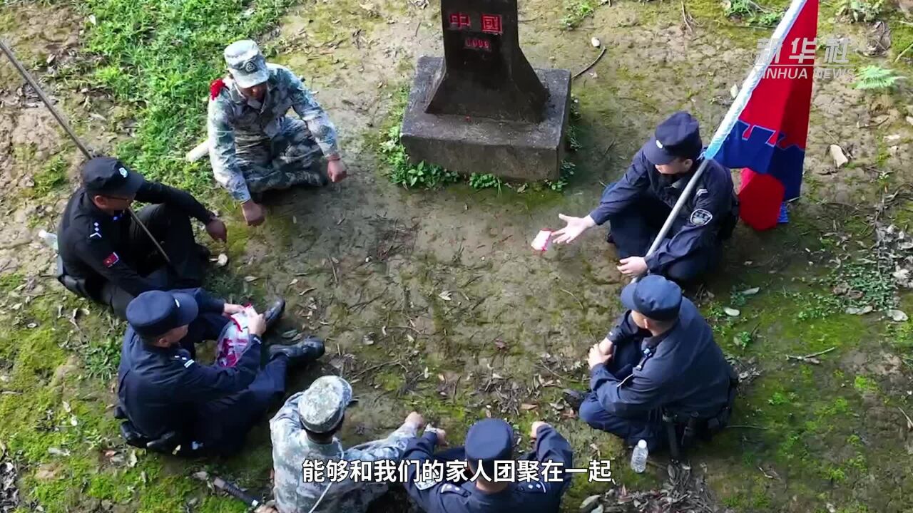 云南德宏:民警边境线上过中秋