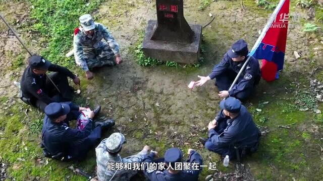 云南德宏:民警边境线上过中秋