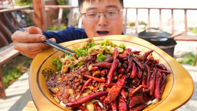 图片里的美食,喷火牛肉面,三种顶尖下饭菜煨一口面,太喷火了