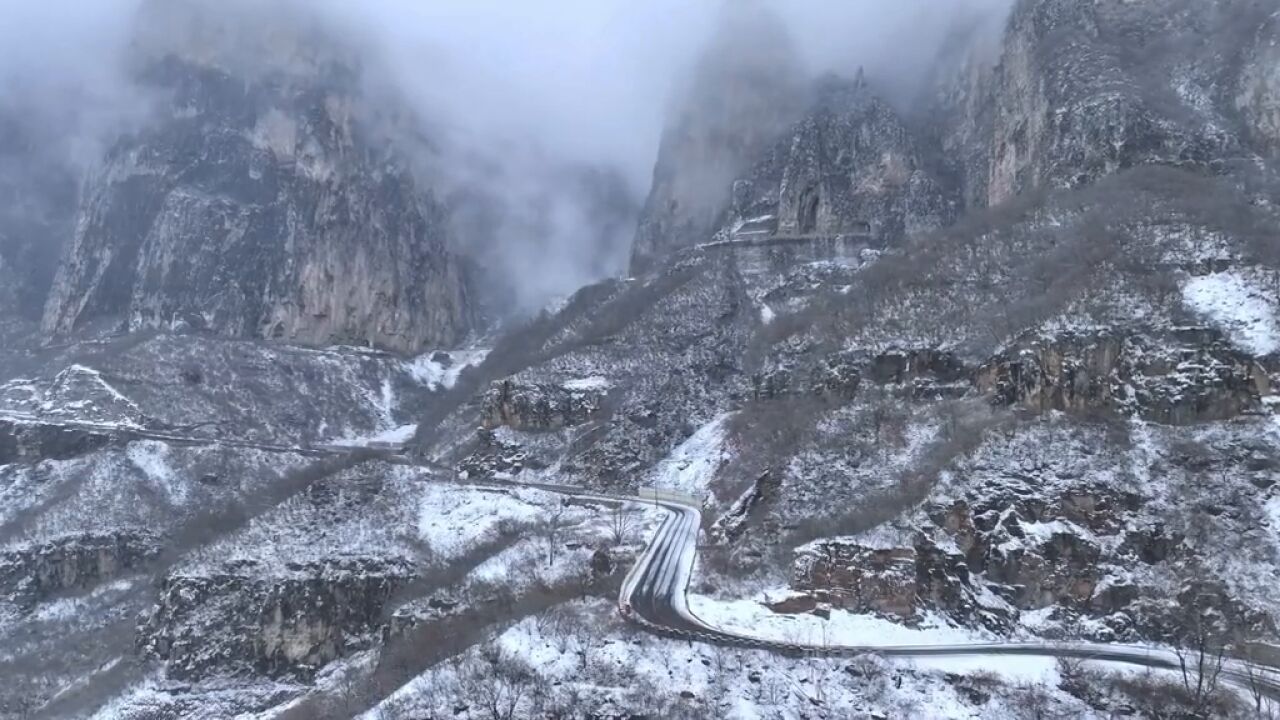 河南焦作云台山迎来了三月桃花雪,纷纷扬扬的大雪飘落而至