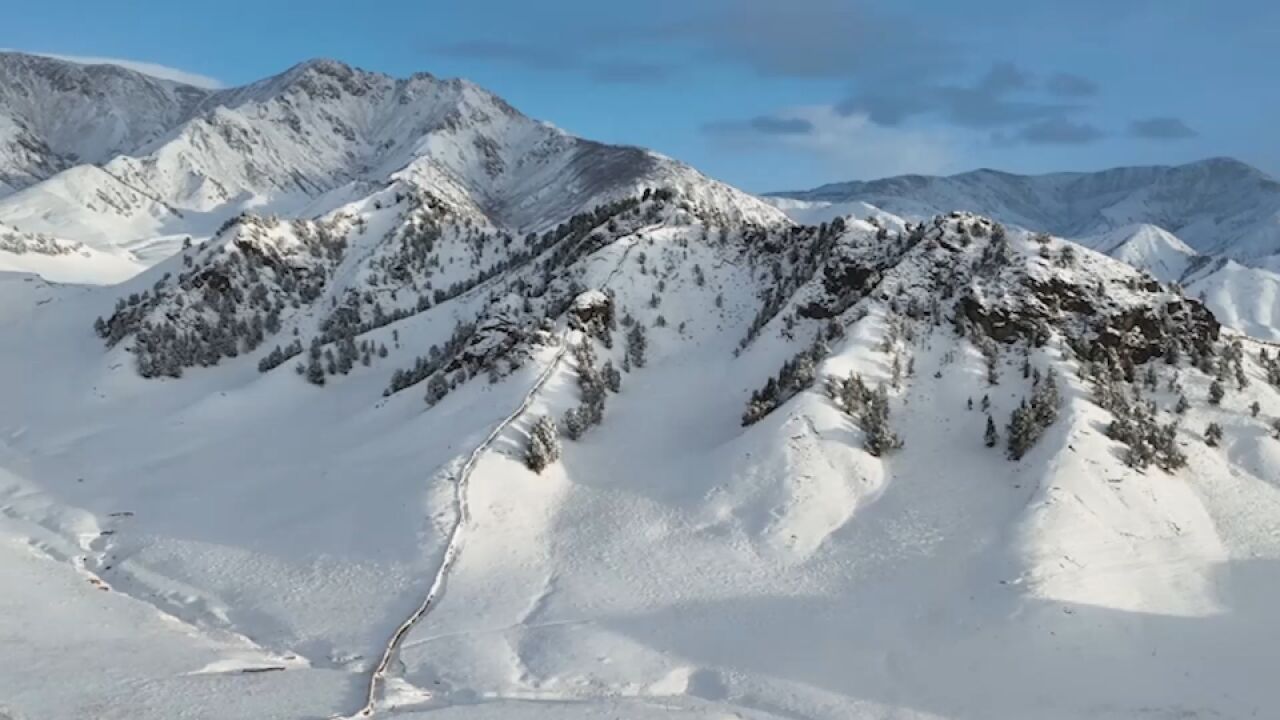 航拍青海都兰首场秋雪:万物银装素裹 积雪伴山脉宛如水墨画