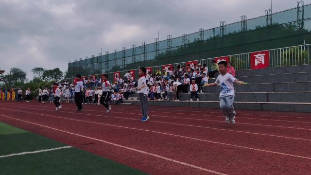 龙山湖小学春季运动会跳绳比赛,绳舞飞扬,孩子们轻灵跳跃