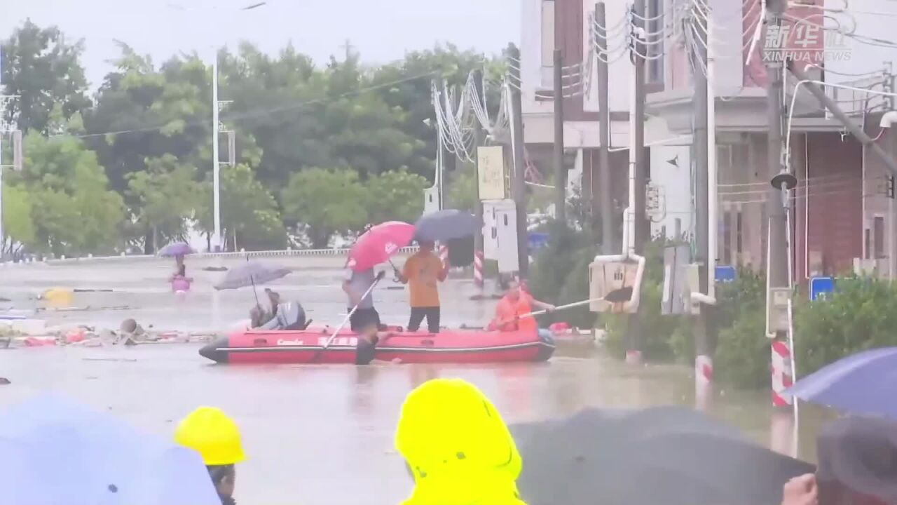 广东吴川:紧急救援转移暴雨受困群众