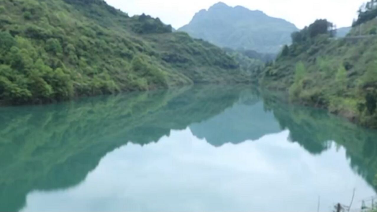 村民及时导引老龙洞里的泉水,使它蓄存在一个洼地当中,从而解决当地人民的用水难题