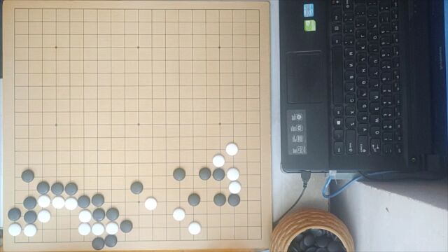 黑棋点击中白棋棋形缺陷,扳使白棋气紧,使白棋只做出一只真眼