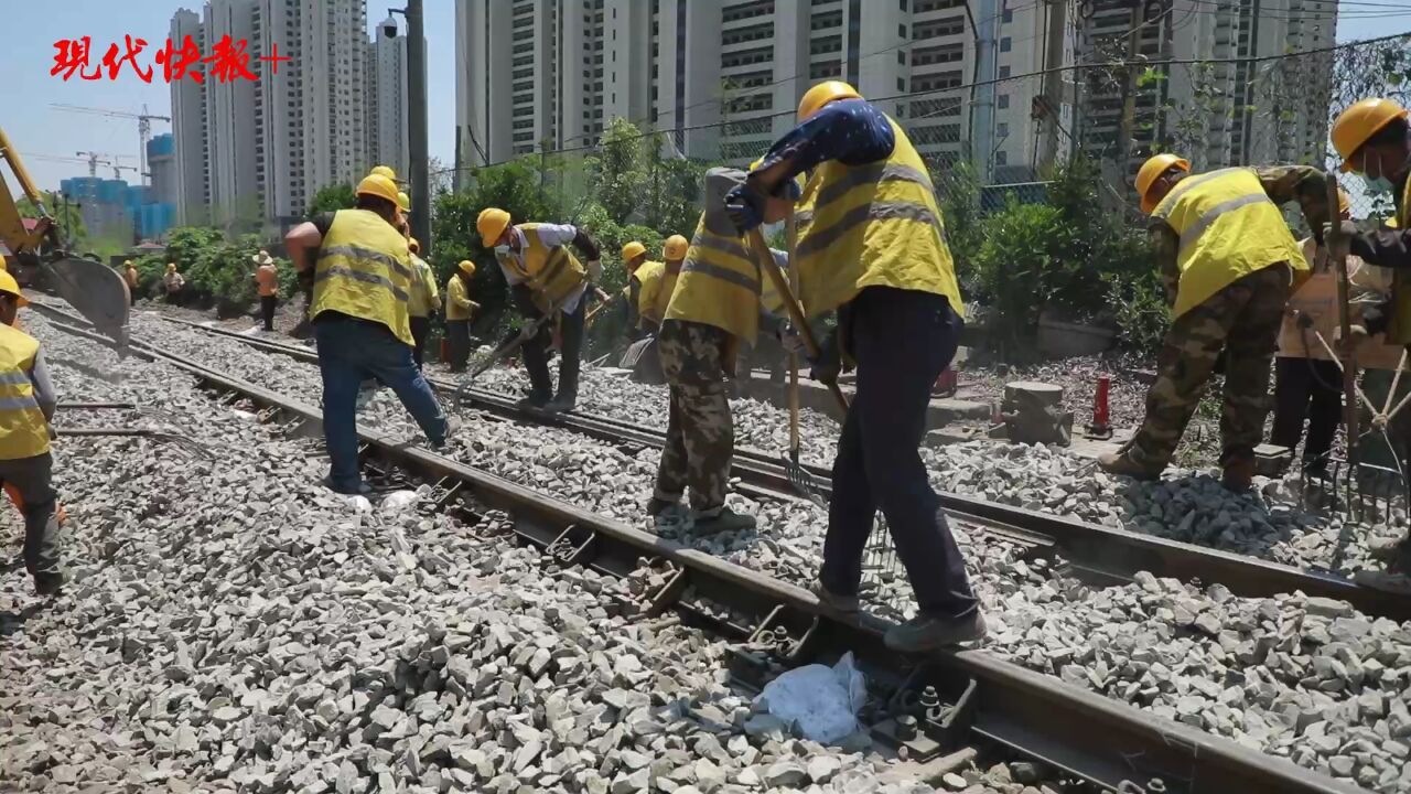 74人3小时更换80方道砟,换完7分钟后通火车