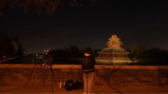 北京角楼的深夜,一群“追星人”们,迎来了自己的专属时间