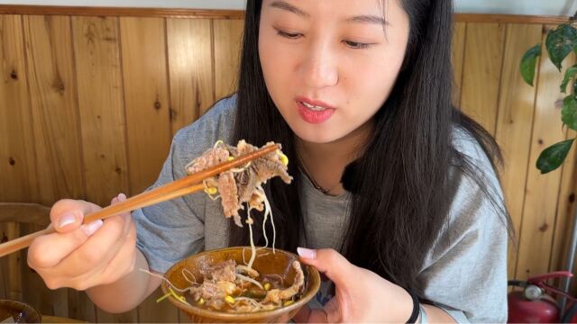 在贵州凯里吃牛肉火锅自助,35一位,先要两盘尝尝咋样