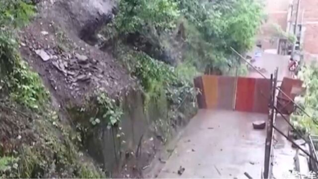 重庆云阳强降雨致山体危岩垮塌,多部门紧急抢险