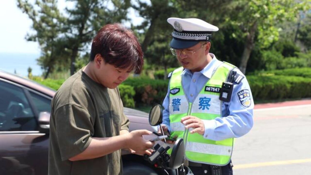 守法行车、平安旅行!威海交警加大电动自行车交通违法劝导和查纠力度