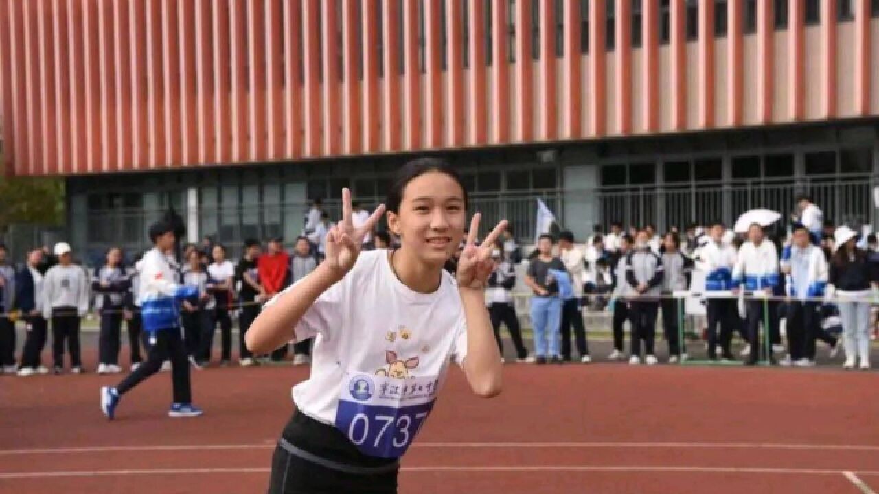 11秒43!中国14岁女飞人破纪录,高举双臂庆祝,比葛曼棋还快