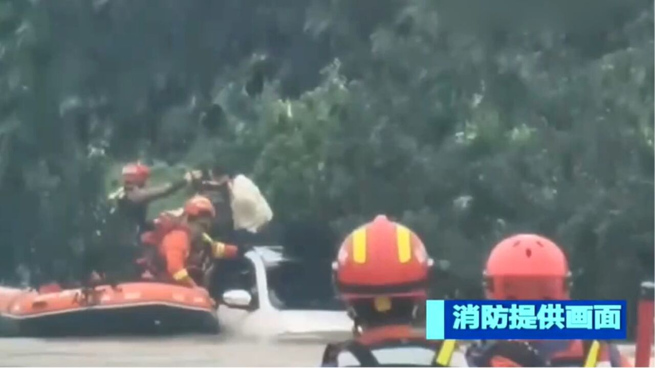 浙江衢州:暴雨来袭引发洪水,车辆被困