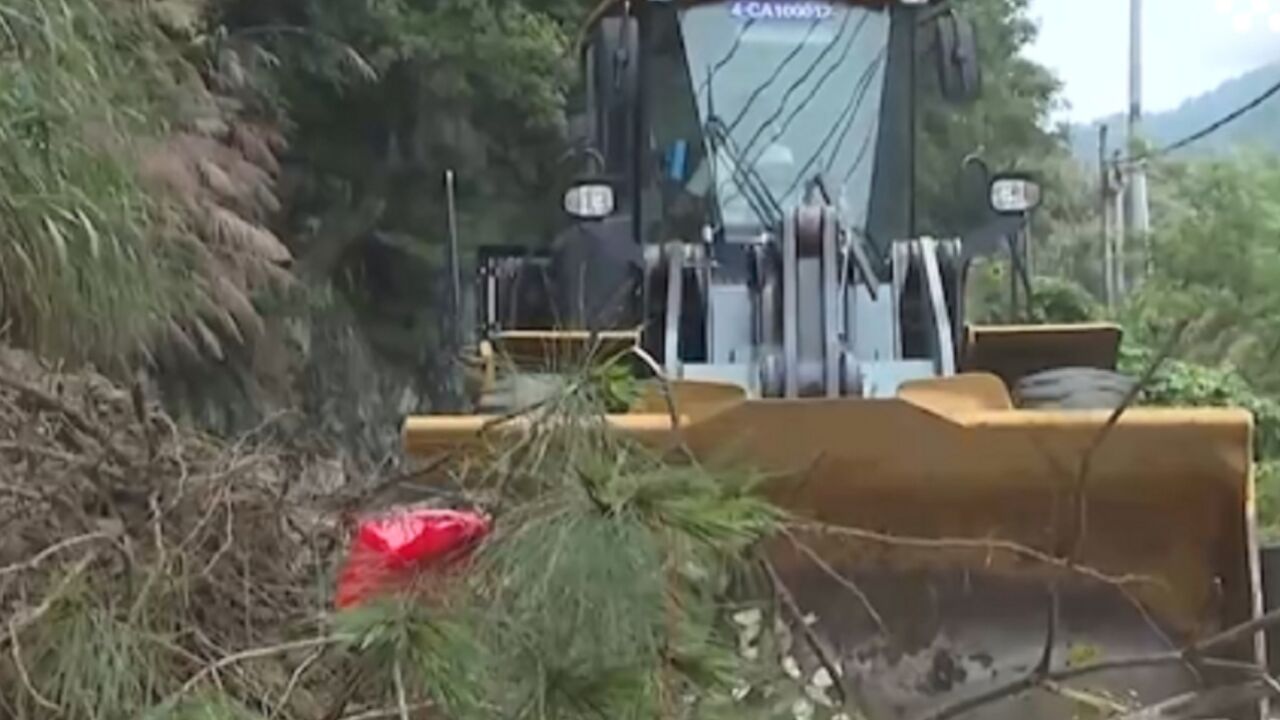 安徽岳西强降雨致多处塌方,电力线路受损