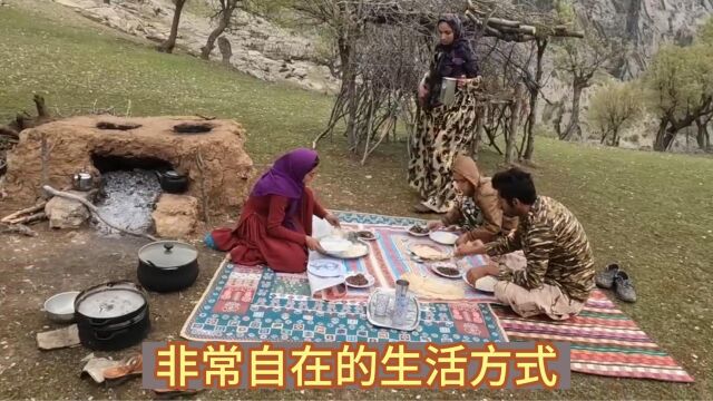 游牧民族吃饭的时候往往是地毯一铺席地一坐,非常的方便