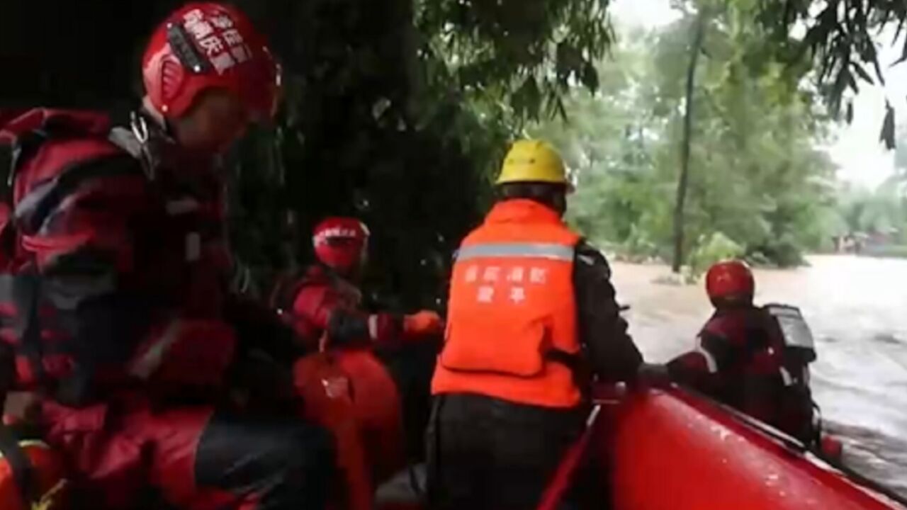 重庆梁平河水猛涨致线路抢修工人被困