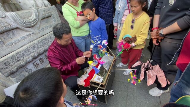 去天津市杨柳青古镇,看见民间艺术捏泥人,大家看看觉得像吗?