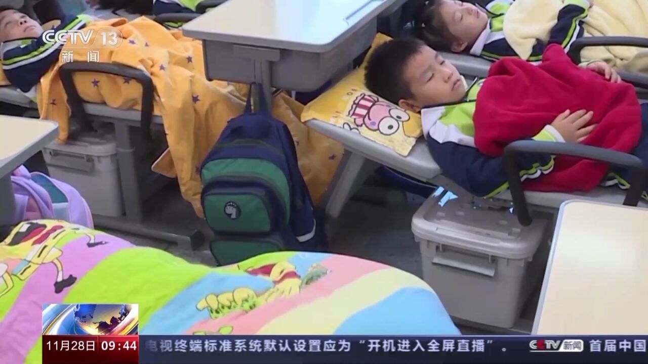 课桌椅依身高定制 学生午休“躺睡自由”