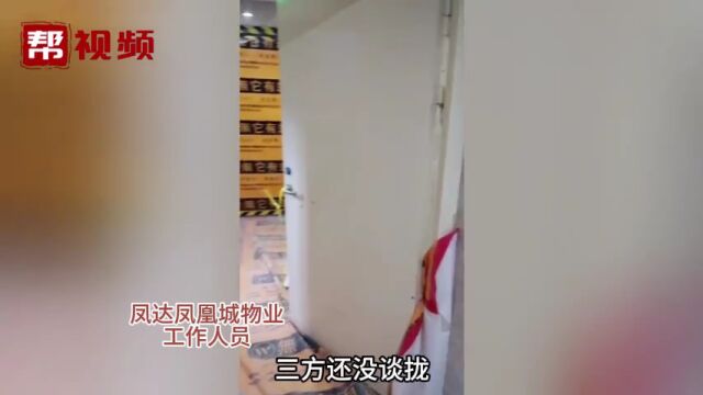 邻居擅自将内开入户门改为外开 挡住逃生通道 物业:正在协商