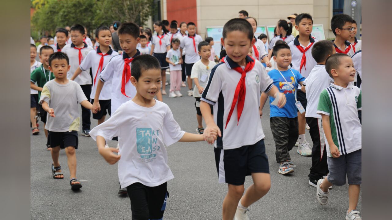 白鹤菱溪小学开展一年级新生手拉手参观校园活动