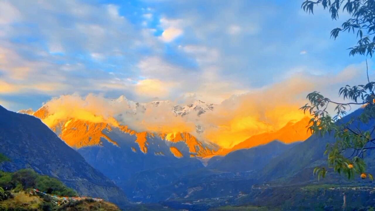 南咖巴瓦峰日照金山,大好河山风景如画