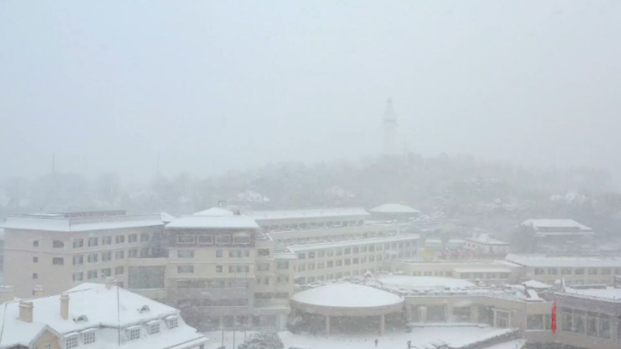 果然视频|雪中航拍烟台海边,烟台山灯塔大雪中若隐若现