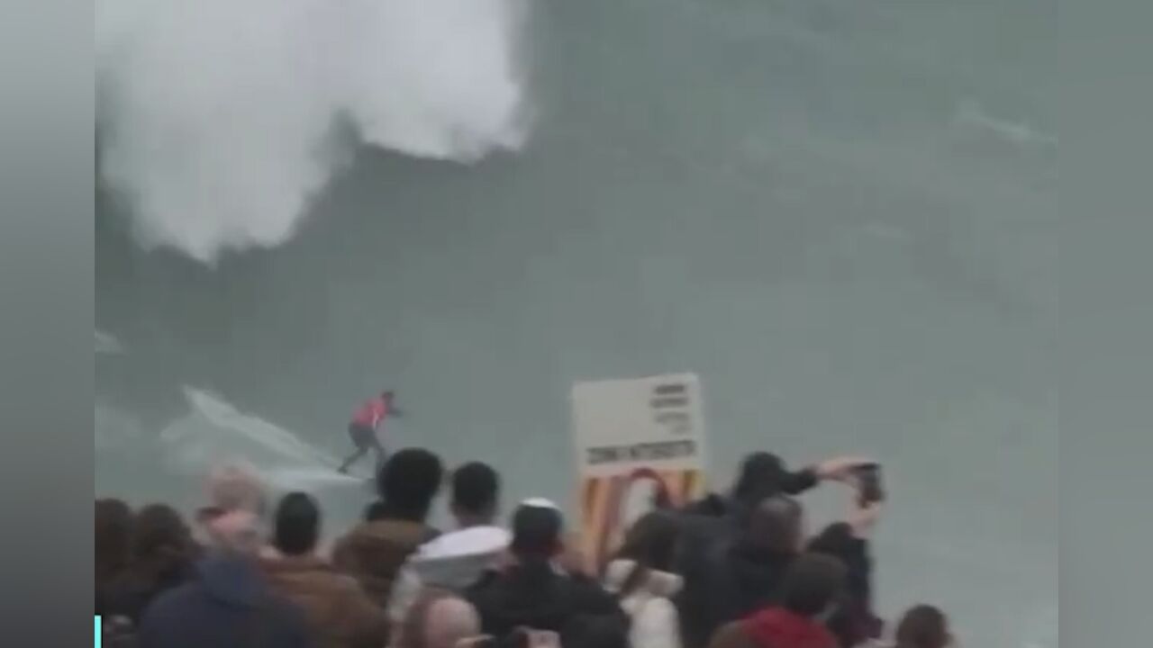 葡萄牙纳扎雷举行冲浪挑战赛,浪高超10米