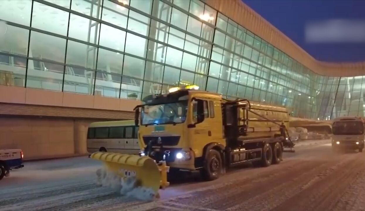 湖北武汉:雨雪冰冻影响,机场部分航班延误