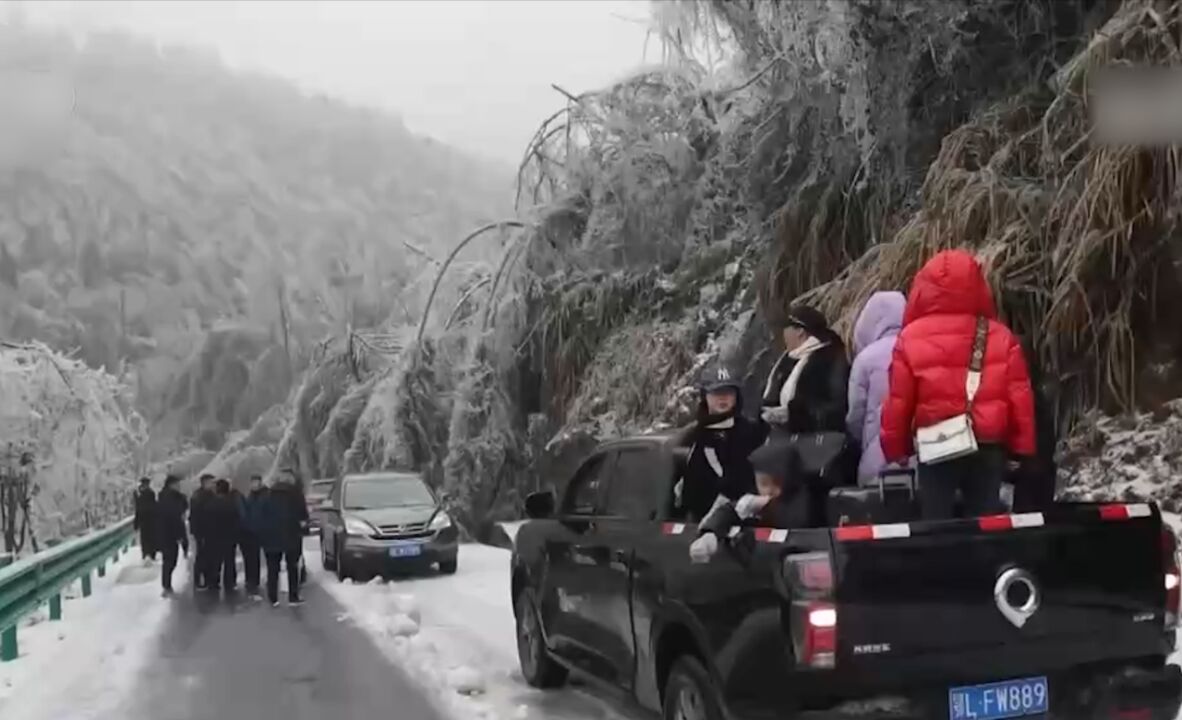 湖北咸宁:降雪致山区公路中断,各部门合力除冰抢险