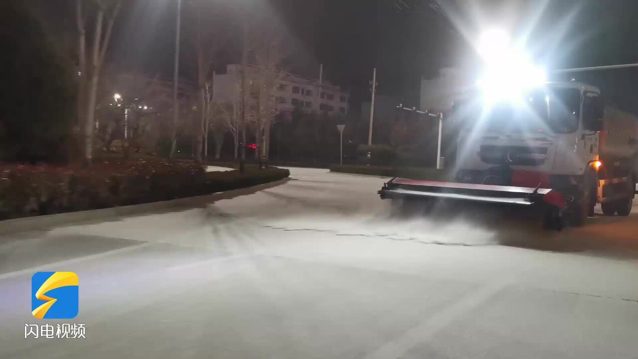 潍坊峡山区以雪为令 启动不间断循环作业模式清除街路冰雪