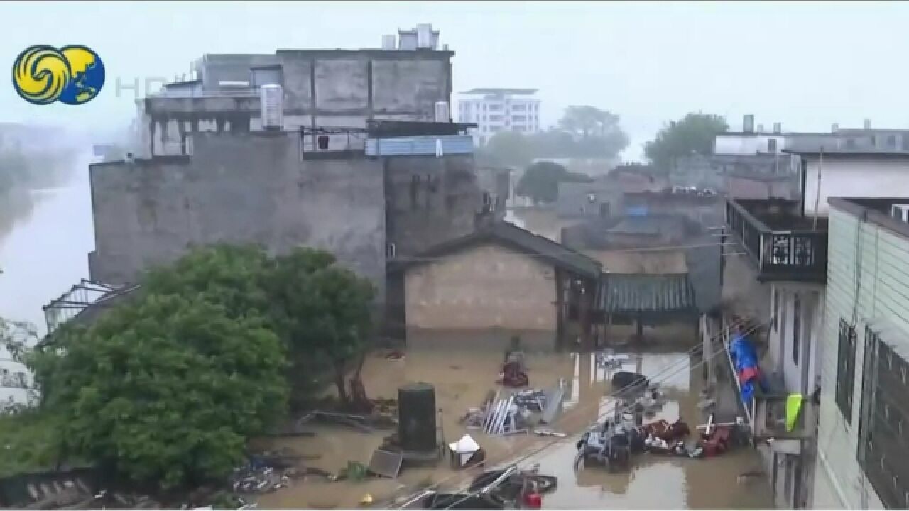 广东洪灾英德西牛镇内涝变水城,民居两层楼几乎都浸在水里