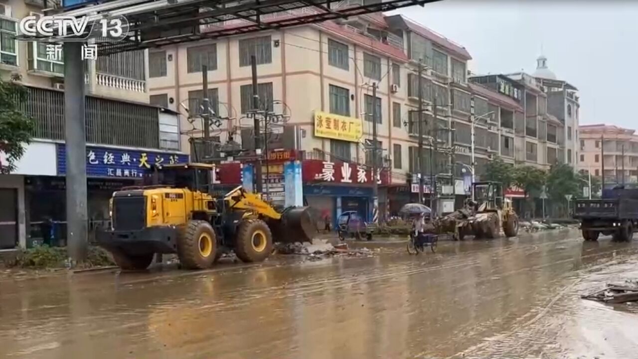 强降雨持续影响华南局地,广东英德:浛洸镇积水渐退,清淤工作陆续展开