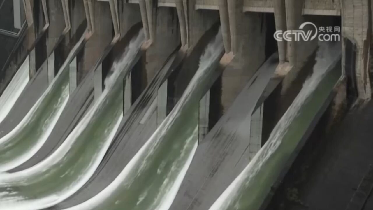 中央气象台发布今年首个暴雨红色预警:浙江建德,强降雨持续 新安江水库开启5孔泄洪