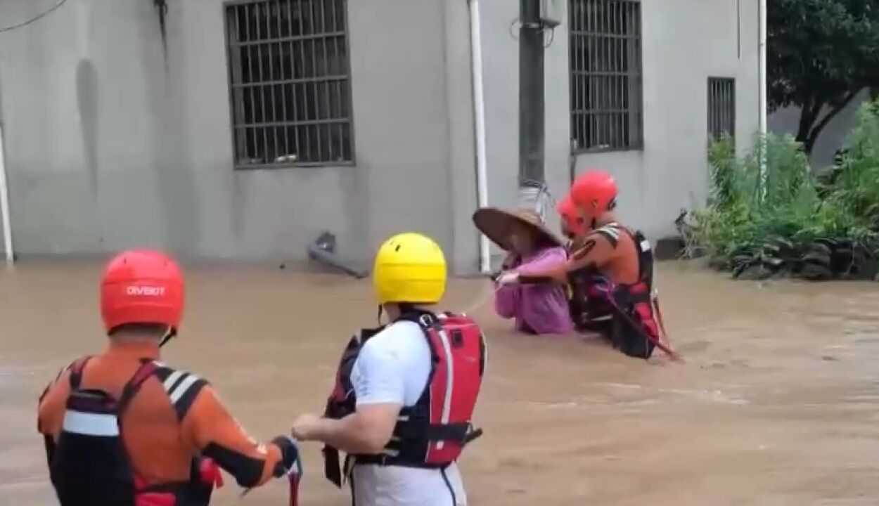 南方迎新一轮强降雨,安徽绩溪暴雨致水位突涨,消防紧急转移被困村民