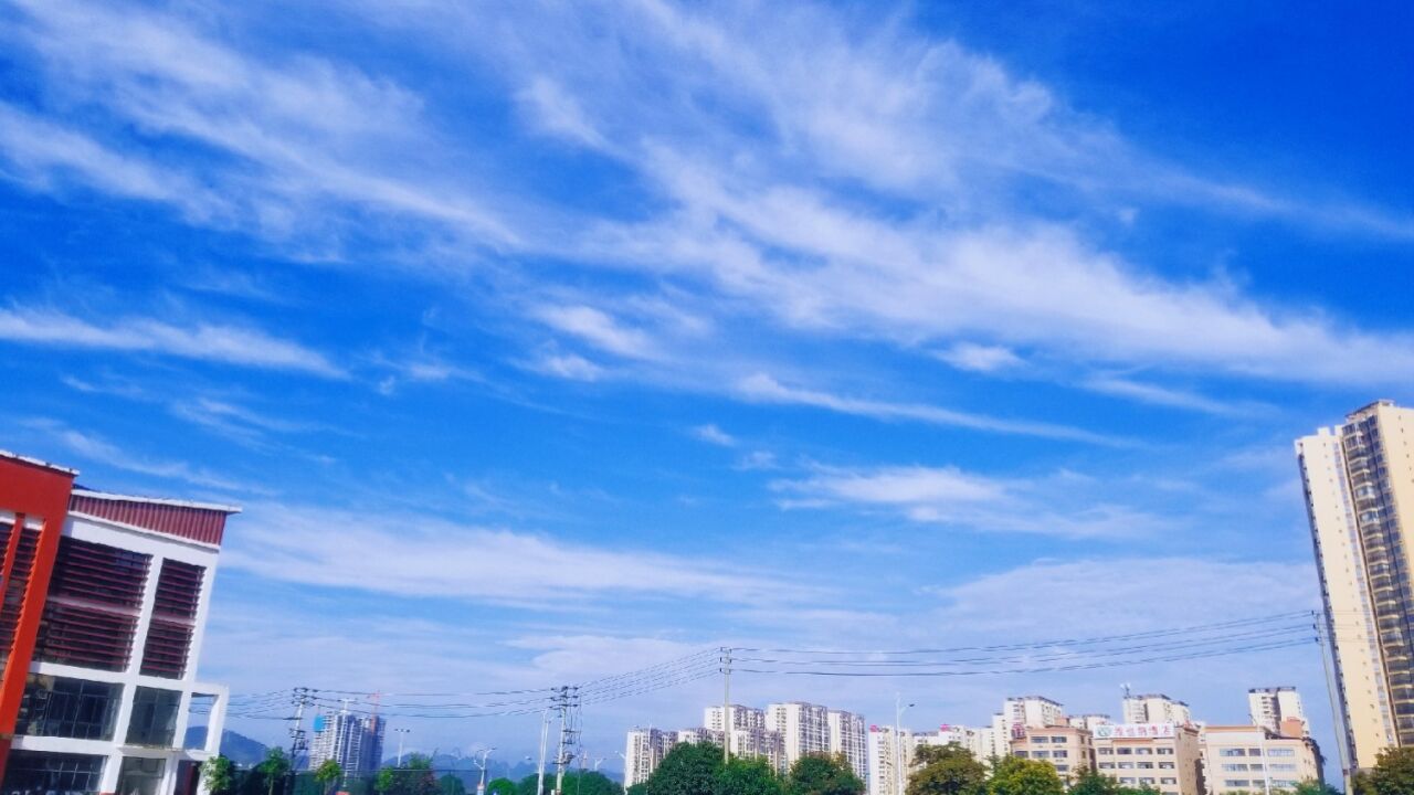 广西壮族自治区百色市田东县蔚蓝天际醉人眼 浩浩晴空横贯道道流云宛如剑雨丛林仙侠奇境