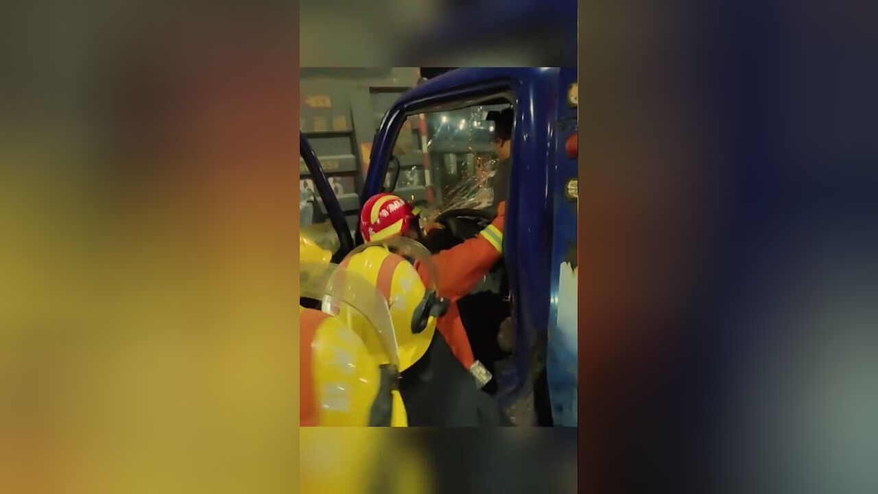 拖车追尾货车,渝北消防紧急救援台商站