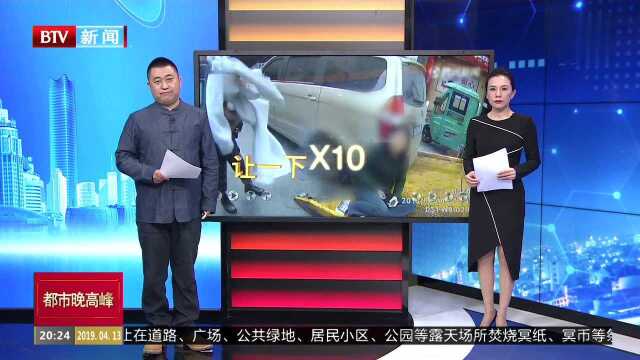 安徽合肥:女子无赖阻拖车 交警教科书式执法