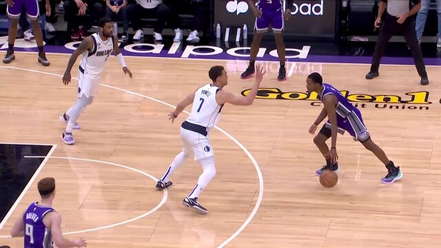 局面难解难分 福克斯错失压哨三分比赛拖入加时