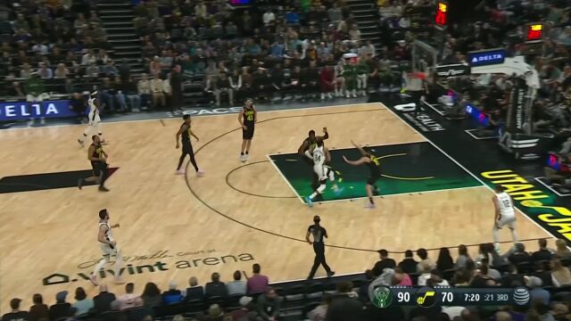 冲起来的雄鹿谁人能挡！字母哥撞碎双人围剿再度打成2+1