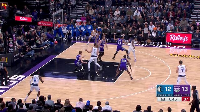 约什-格林突破双人夹击打成2+1 随后联手东契奇潇洒命中三分